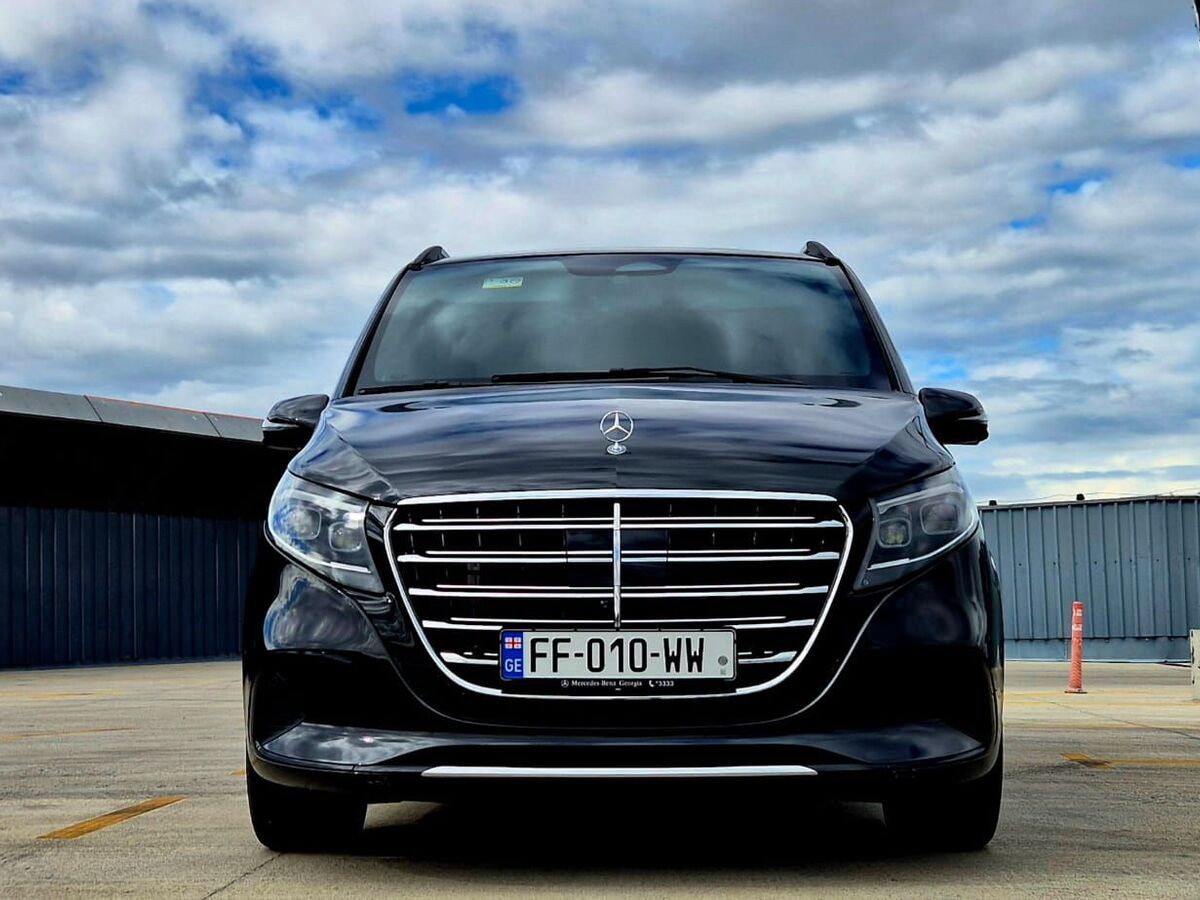 The SOIT Mercedes-Benz V-Class from the front, the car for up to seven guests.